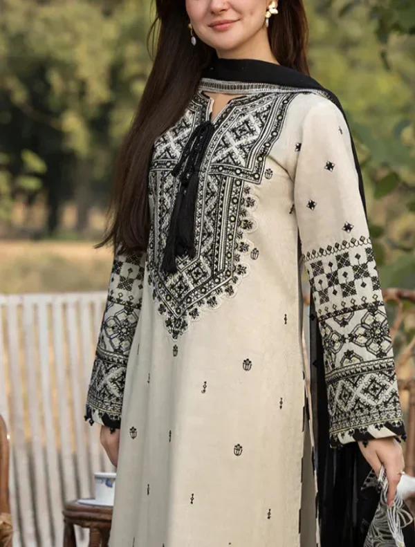 Embroidered Lawn 3pc suit